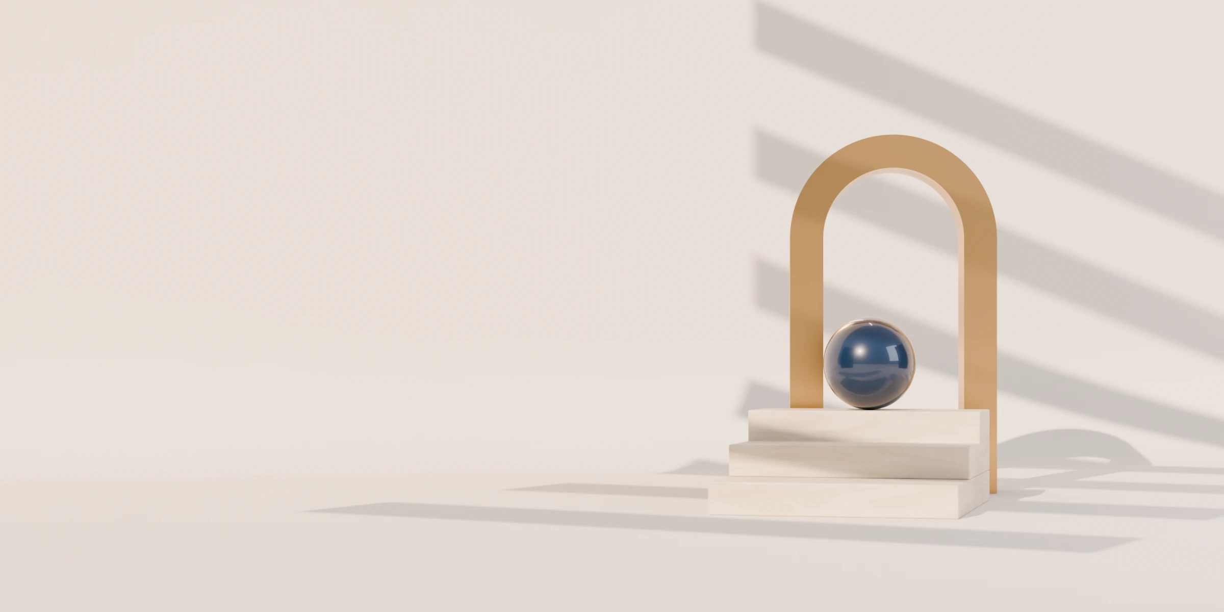 Goldenes Portal und Stufen aus Travertin im Sonnenlicht, auf der obersten Stufe eine Kugel in Navy