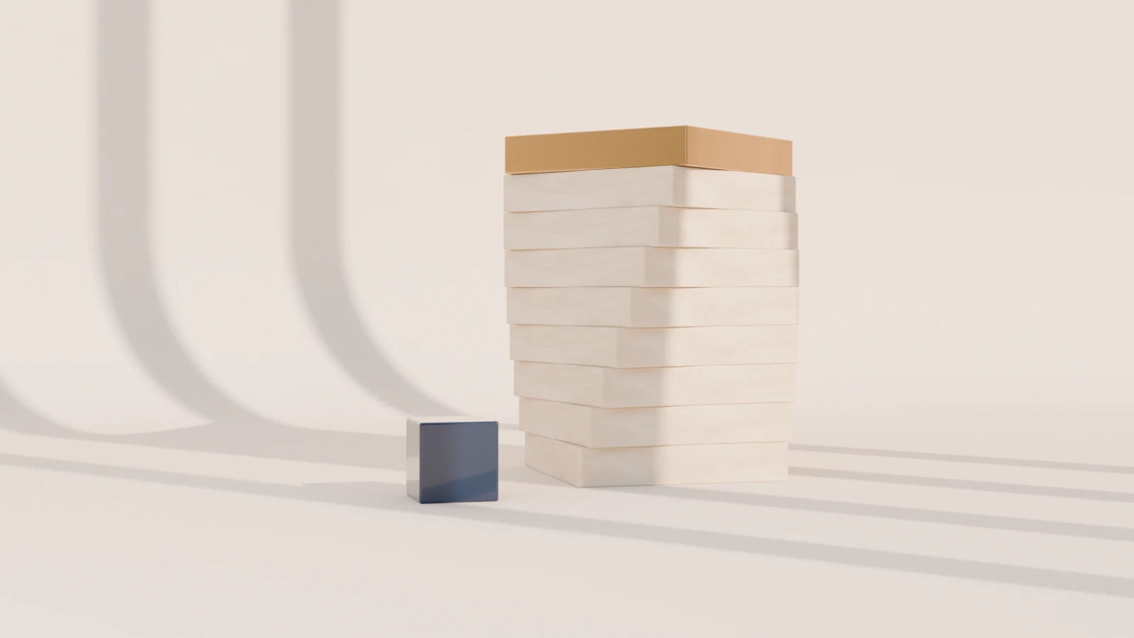 Gedrehter Turm aus Platten in Travertin mit goldener Deckplatte, davor ein Würfel in Navy